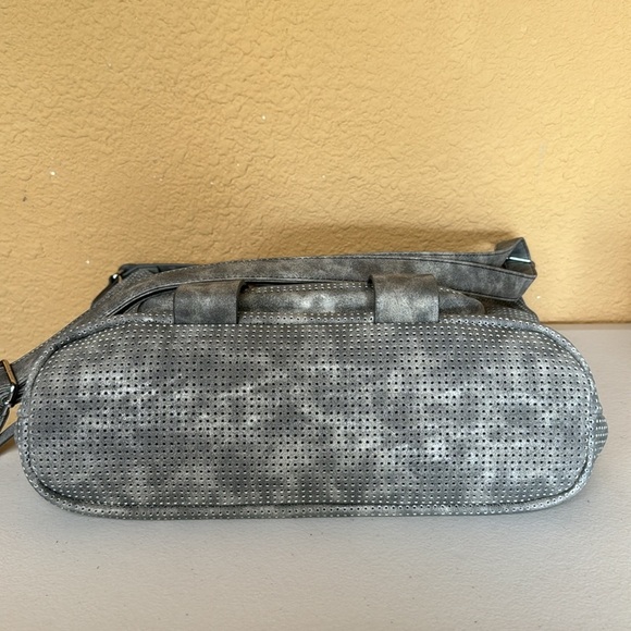 She + Lo Gorgeous Hobo Handbag. Silver color - Picture 9 of 11